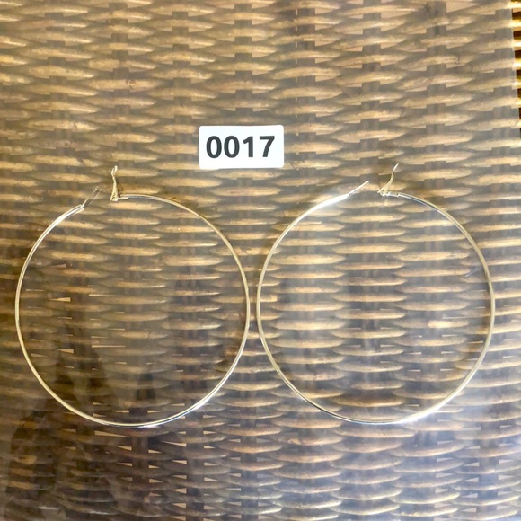 Real silver hoops. 4 1/4”. Smooth and shiny surface to reflect the light. - Picture 5 of 5